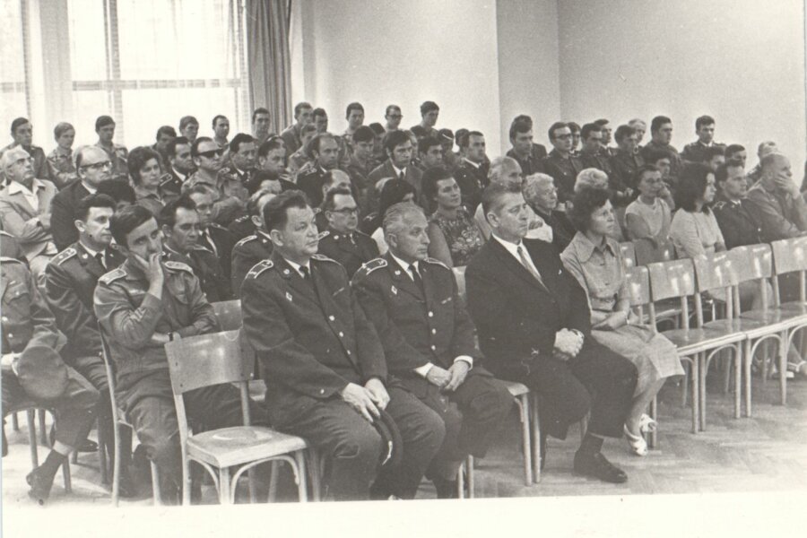 1. řada uprostřed R. Tálský, zprava Nina Dvořáková